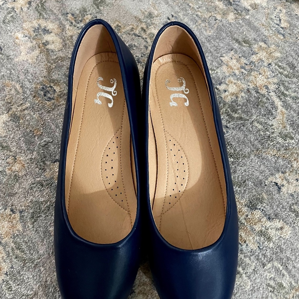 NEW Never worn Women’s JG Navy Blue comfort pumps for work or dressy occasions